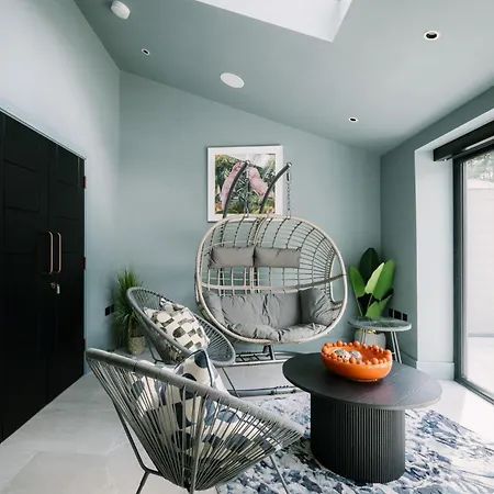 Bounty Boutique On The Lakes *